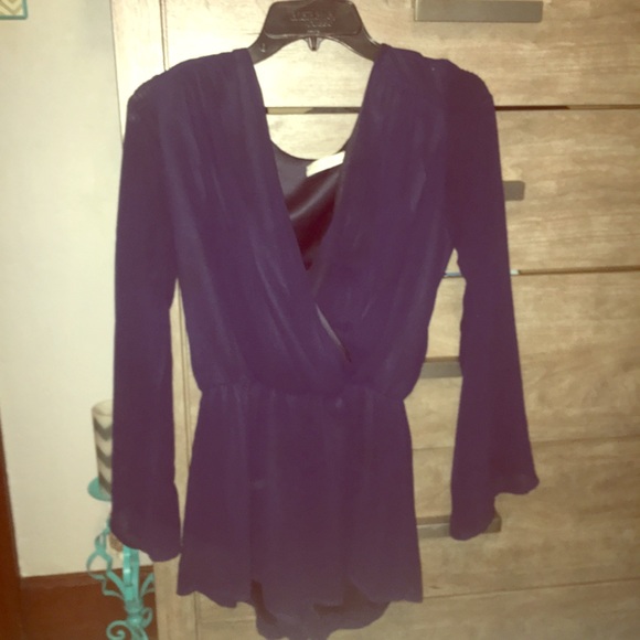 Gorgeous boutique romper with bell sleeves - Picture 1 of 4
